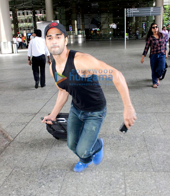 pulkit yami snapped at airport 5