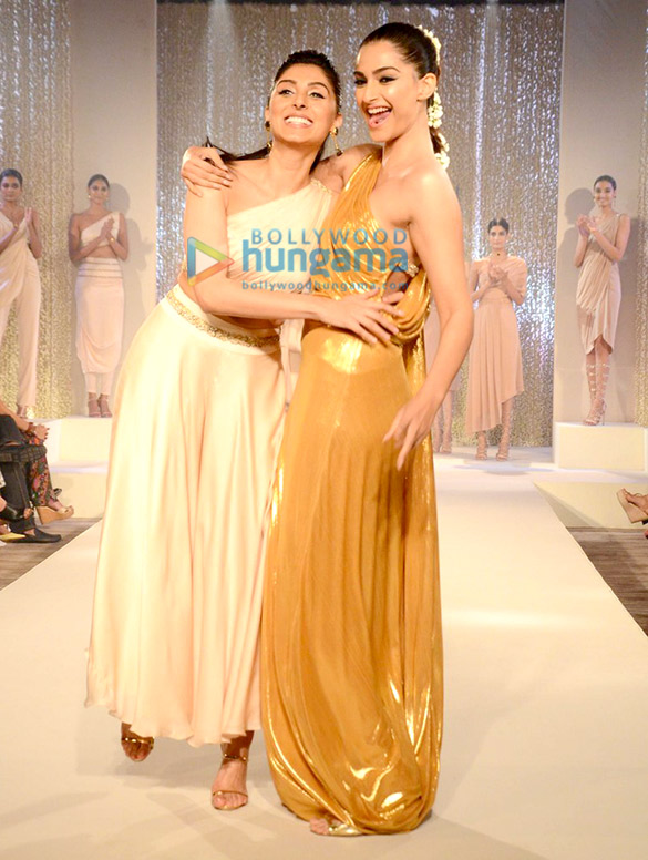 sonam walks the ramp for pernia qureshis fashion show 6