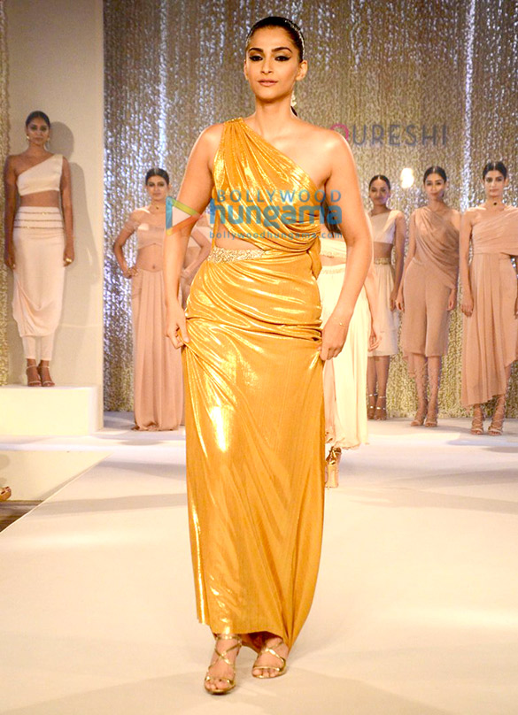 sonam walks the ramp for pernia qureshis fashion show 7