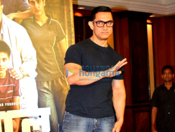 Aamir Khan unveils 'Dangal' poster