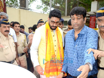 Abhishek Bachchan snapped at the Siddhivinayak Temple with his kabaddi team