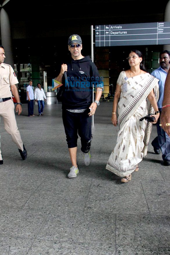 akshay kumar amy jackson shriya saran neha dhupia snapped at the airport 6