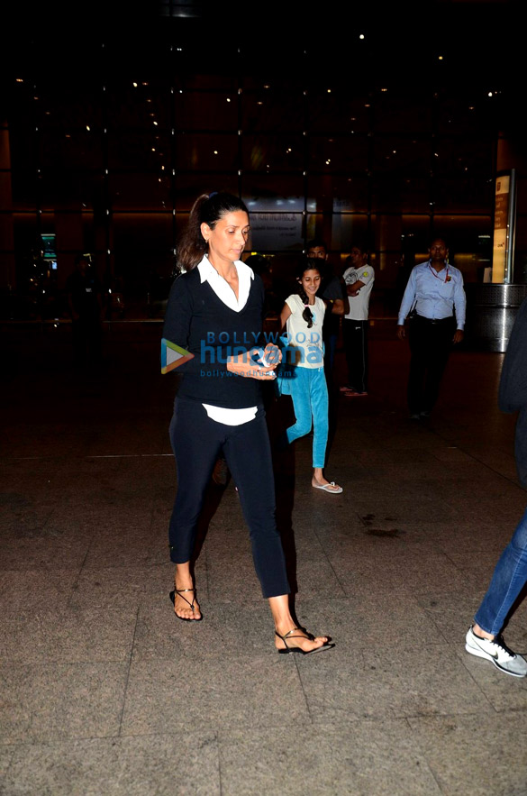 arjun rampal receives his wife kids at the airport 5