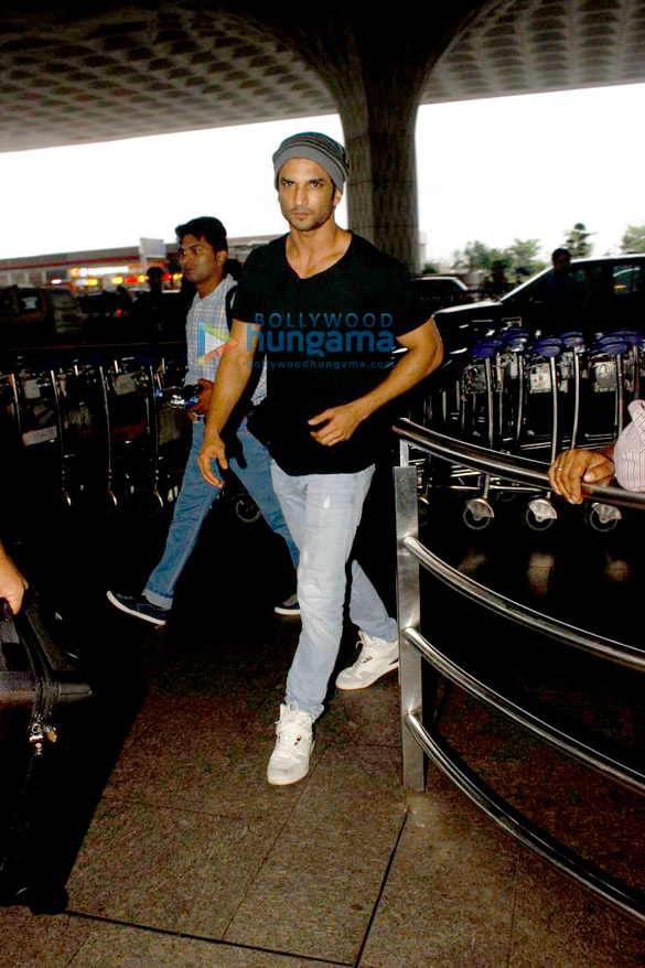 arjun sushant snapped at the airport 4