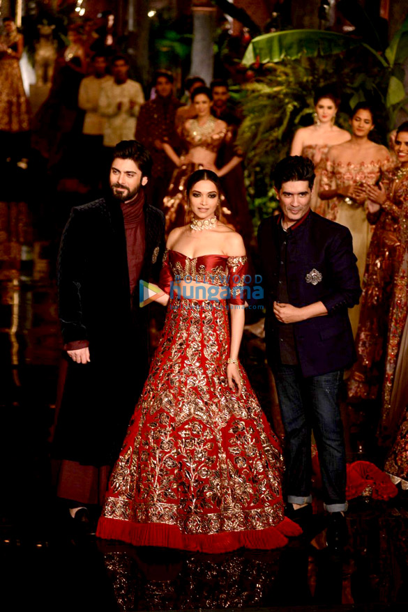 deepika fawad walk the ramp for manish 10