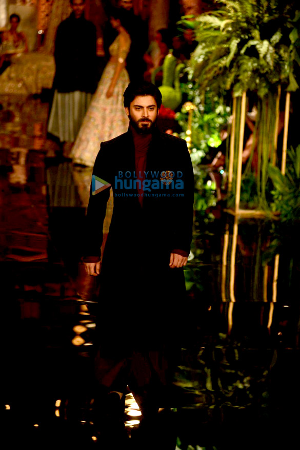 deepika fawad walk the ramp for manish 2