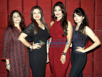 Deepshikha hosts a surprise party for sister Aartii Naagpal