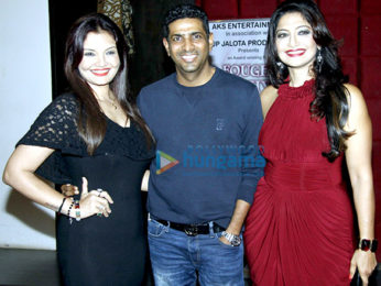 Deepshikha hosts a surprise party for sister Aartii Naagpal