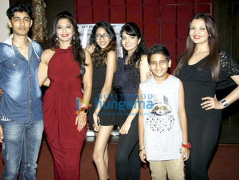 Deepshikha hosts a surprise party for sister Aartii Naagpal