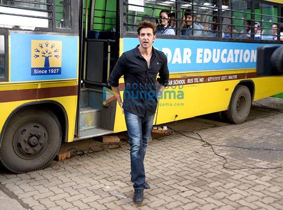 hrithik snapped fun shoot with school kids 1