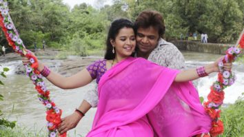 Aankh Pe Chashma Daal Ke