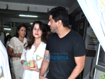 Prayer meet of Raveena Tandon's father-in-law Kundan Thadani