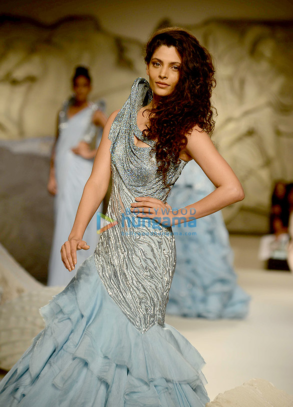 saiyami walks the ramp for gaurav 3