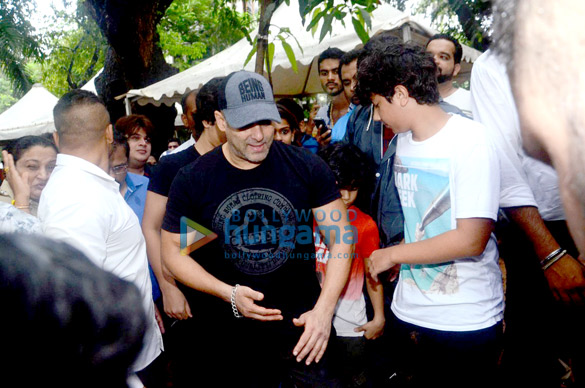 salman khan snapped planting trees around mumbai 6