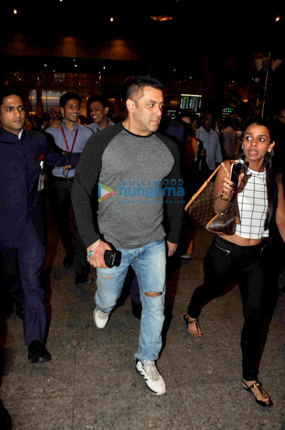 salman returns back from delhi 5