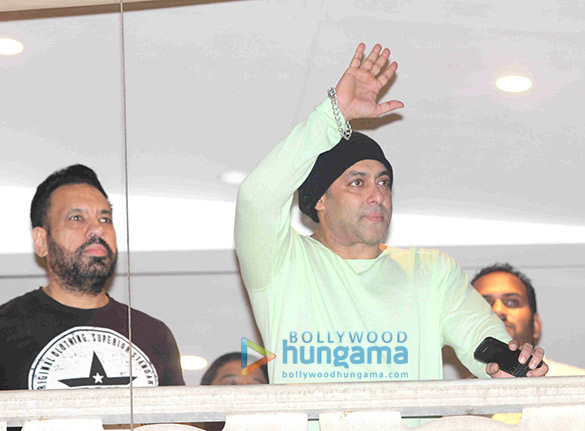 salman waves greets his admirers on eid 5
