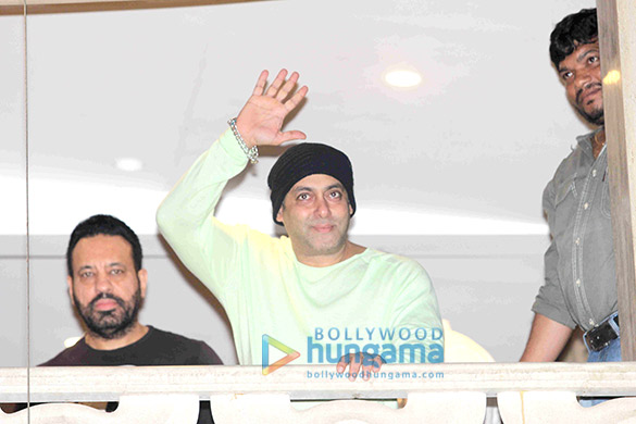 salman waves greets his admirers on eid 7