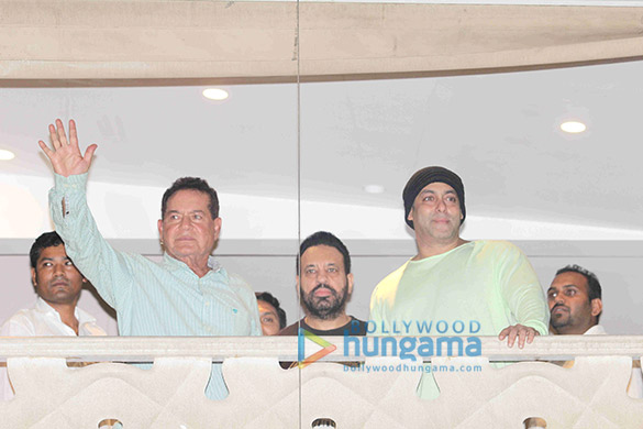 salman waves greets his admirers on eid 8