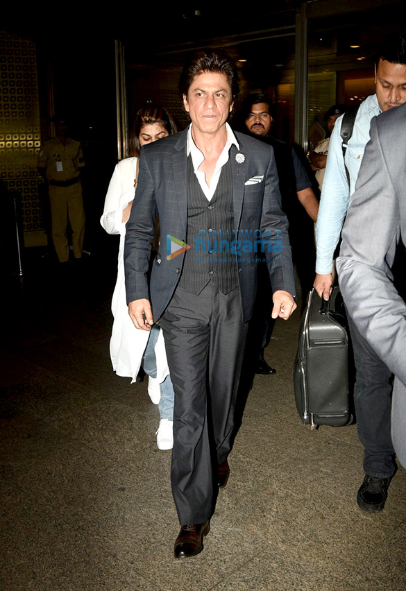 shah rukh khan returns back from sania mirzas book launch in hyderabad 1