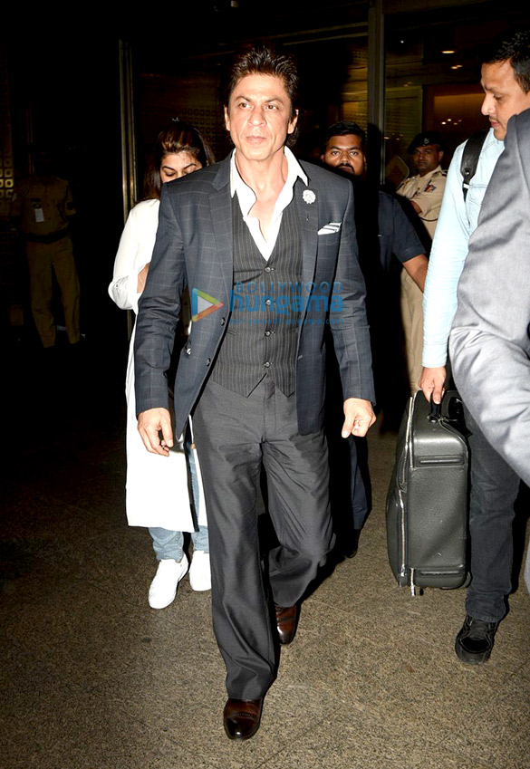 shah rukh khan returns back from sania mirzas book launch in hyderabad 2