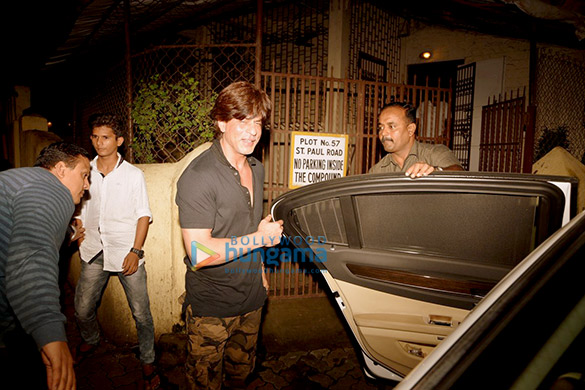 shah rukh khan snapped post dubbing in bandra 2