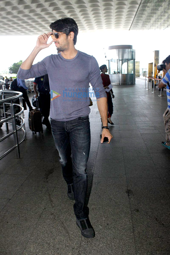 sidharth malhotra alia bhatt depart for delhi 3