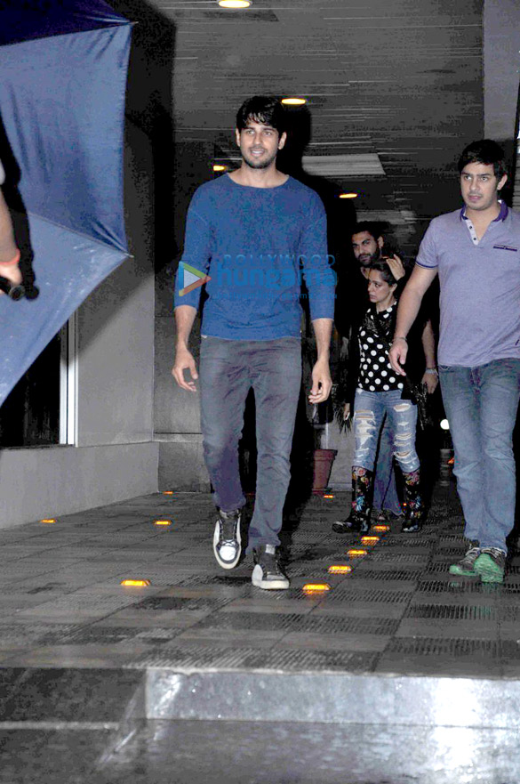 Sidharth Malhotra dines out with his close friends at Hakkasan