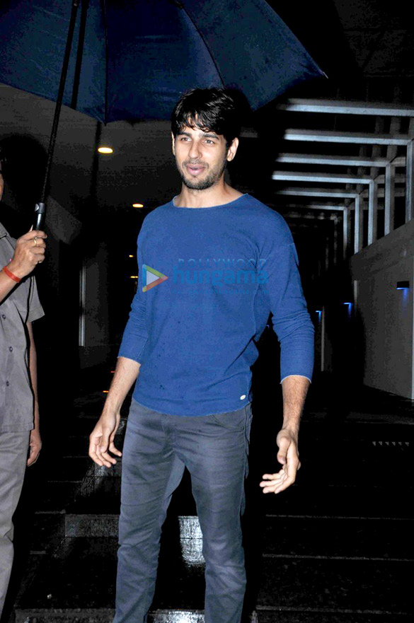 sidharth dines out with his close friends 2