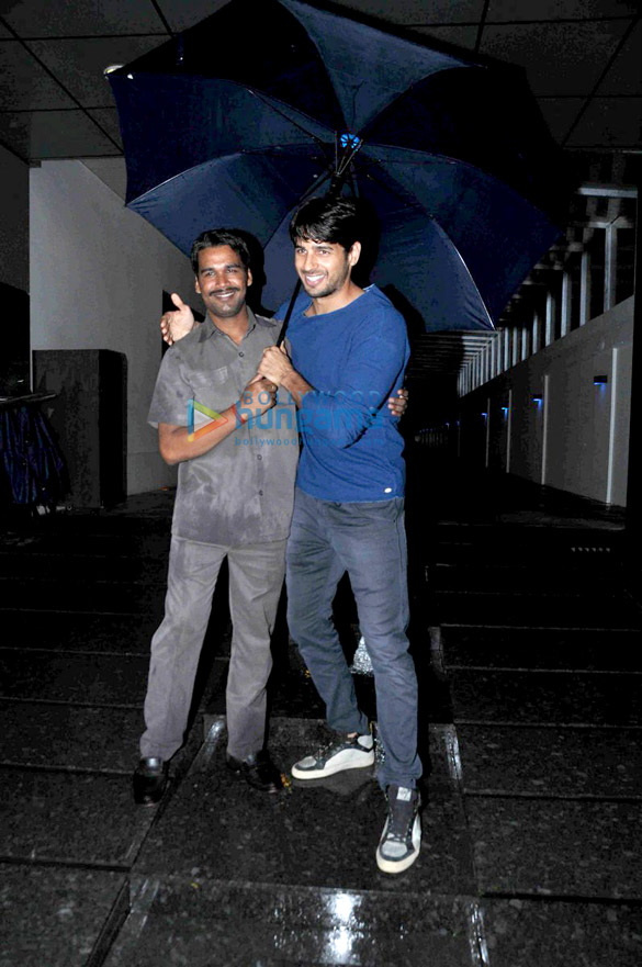 sidharth dines out with his close friends 3