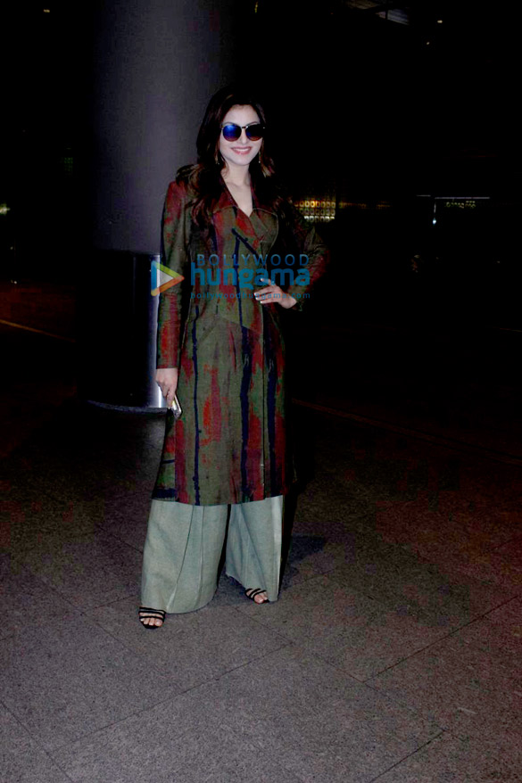 vivek urvashi aftab riteish snapped at airport 5