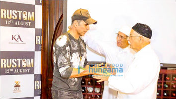 Akshay Kumar receives Parsi token of love, a Zorastrian pendant