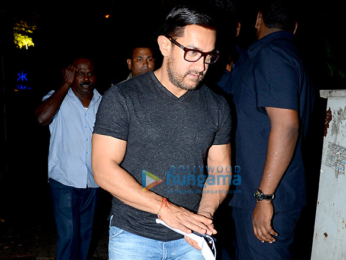 Aamir Khan dines out with 'Dangal' girls at a restaurant in Bandra