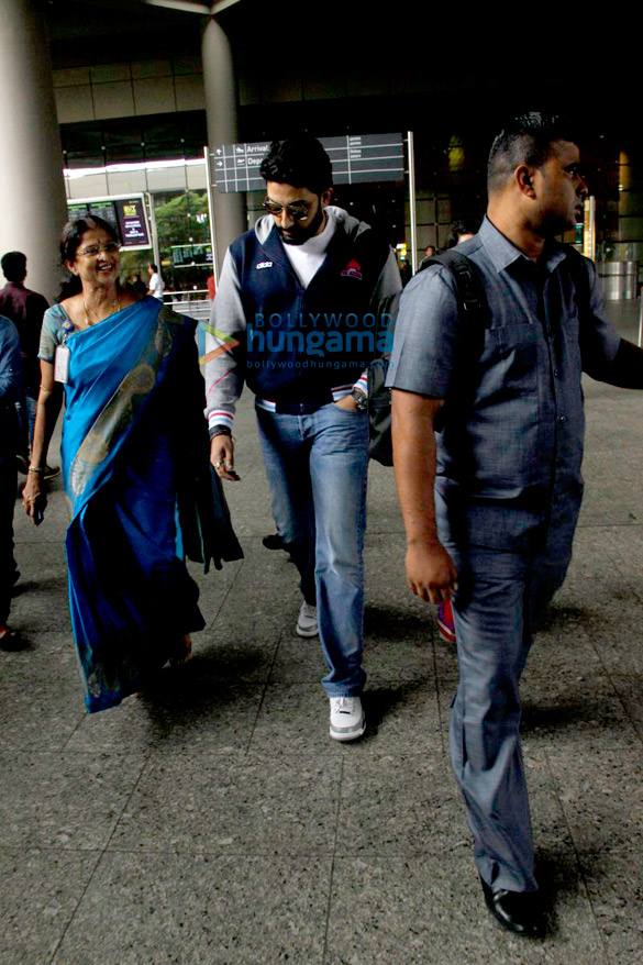 akshay abhishek pooja snapped at airport 2