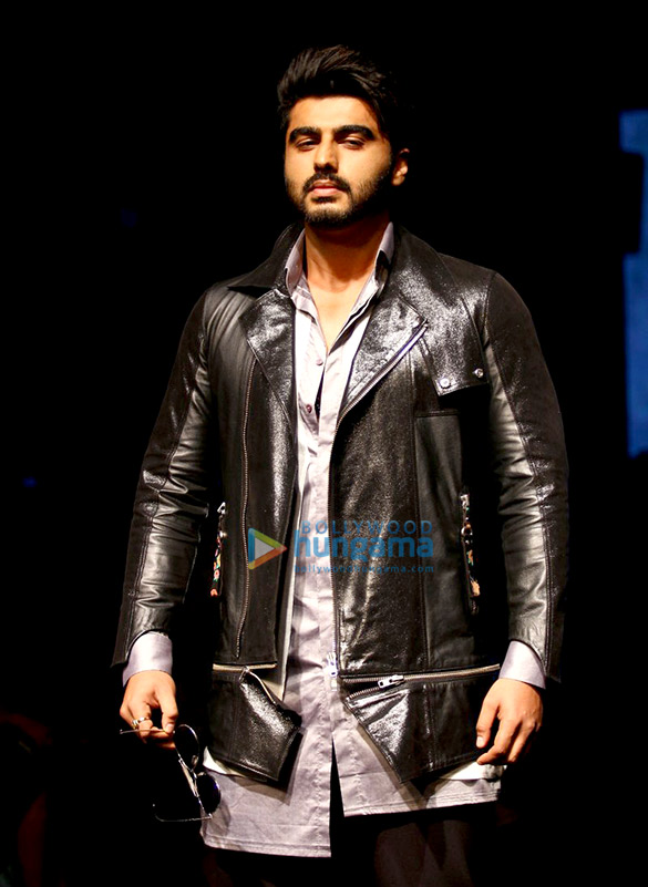 arjun walks the ramp at the lfw 2016 6
