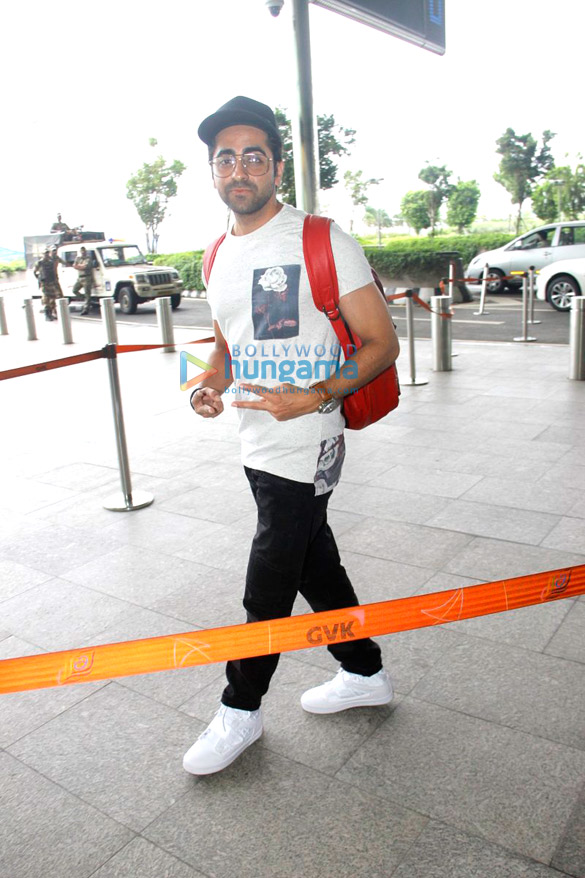 ayushmann sonam snapped at airport 5
