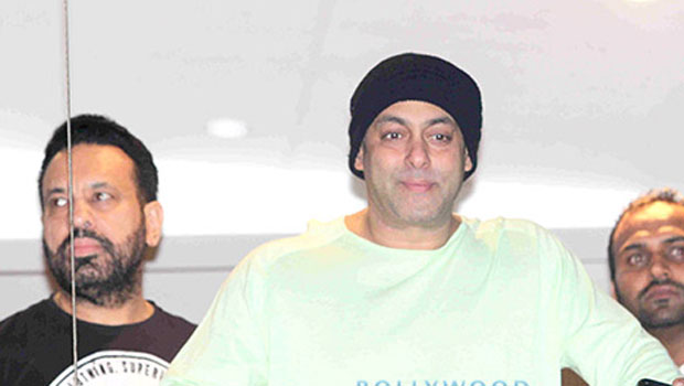 Salman Khan Celebrates Eid; Waves His Fans From Balcony Salman Khan Celebrates Eid; Waves His Fans From Balcony