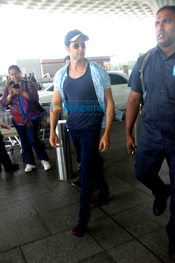 hrithik roshan pooja hegde depart for delhi to promote mohenjo daro 3