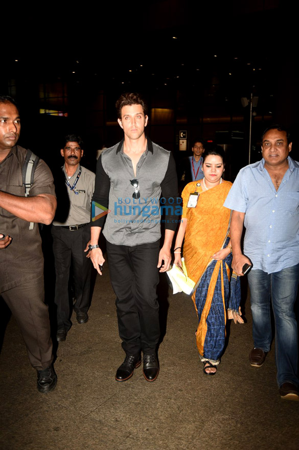 hrithik snapped at the airport 2