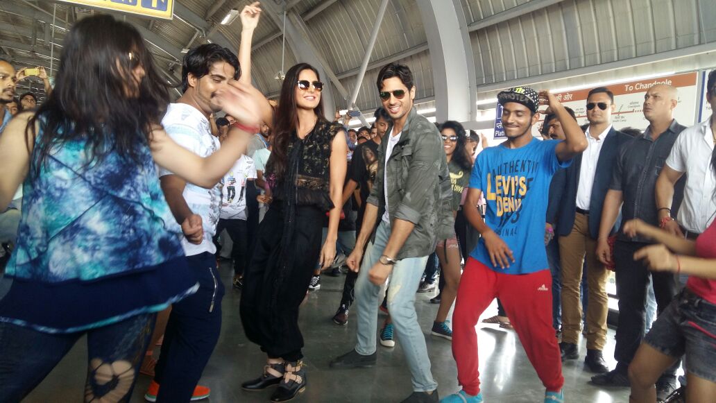 Sidharth Malhotra & Katrina Kaif groove to Kala Chashma at Shyam Nagar metro station in Jaipur Sidharth Malhotra & Katrina Kaif groove to Kala Chashma at Shyam Nagar metro station in Jaipur