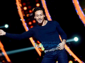 Jacqueline Fernandez & Tiger Shroff promote 'A Flying Jatt' on Jhalak Dikhhla Jaa 9