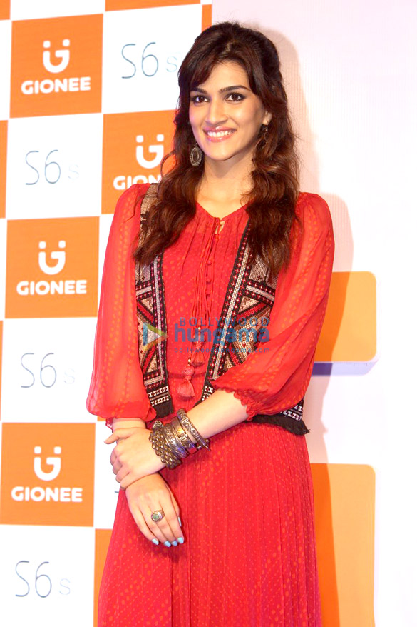 kriti sanon unveils gionees latest mobile phone 5