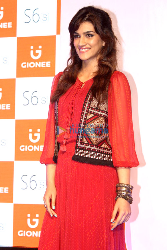 kriti sanon unveils gionees latest mobile phone 7
