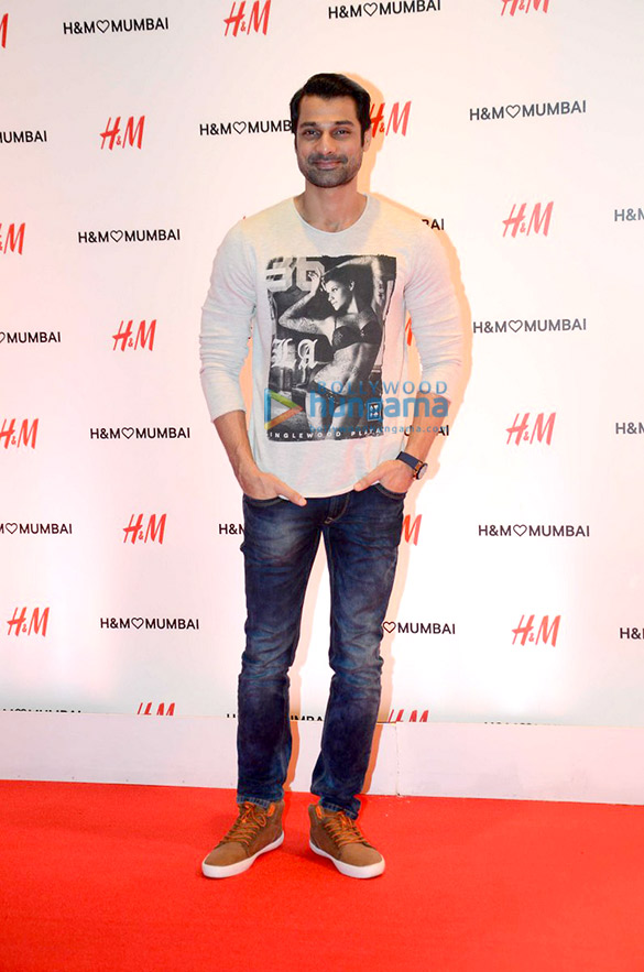 ranbir kapoor graces hms store launch in mumbai1 34