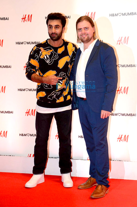 ranbir kapoor graces hms store launch in mumbai1 40