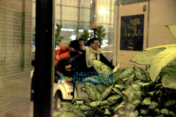 rani with her baby adira at the airport 4