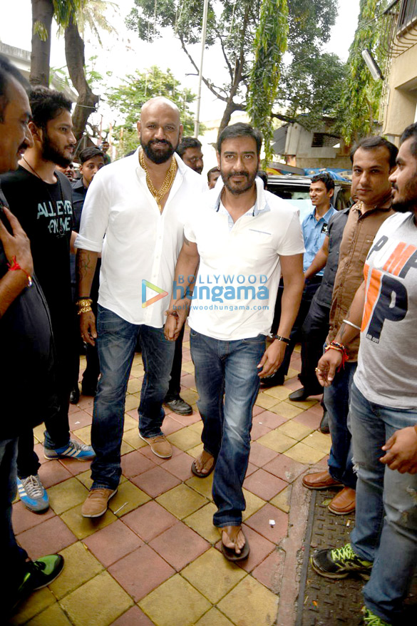 ranveer rohit visit ajay at his office 6