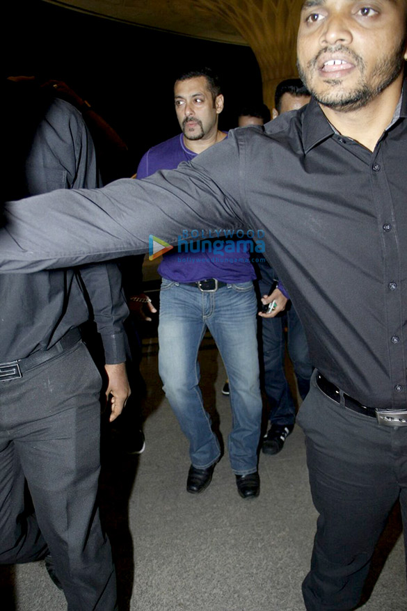 salman snapped at the airport 2