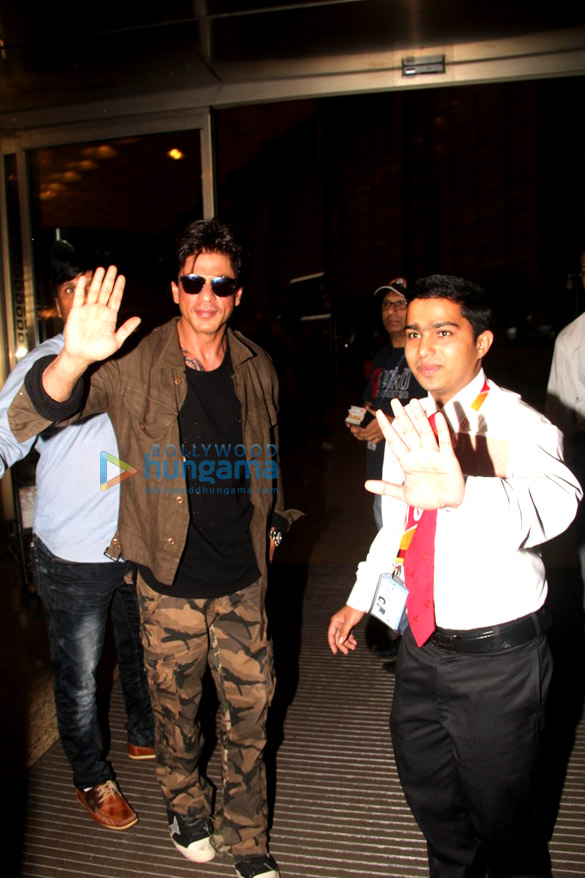 shah rukh khan snapped with his family at the airport 3