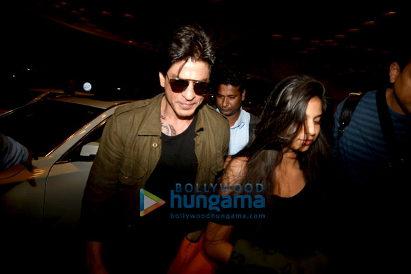 shah rukh khan snapped with his family at the airport 4
