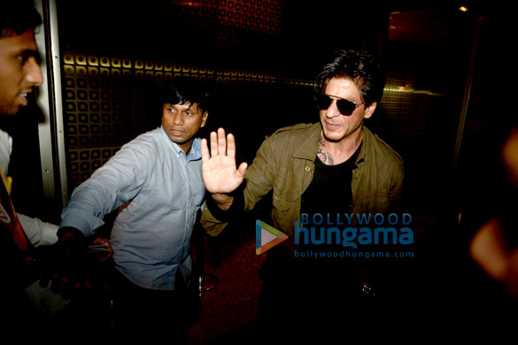 shah rukh khan snapped with his family at the airport 8